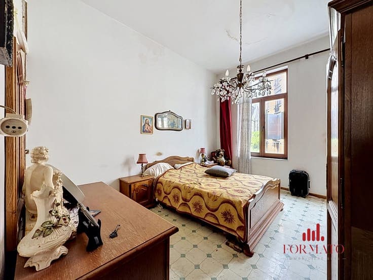 Double single-family house with garage – To renovate