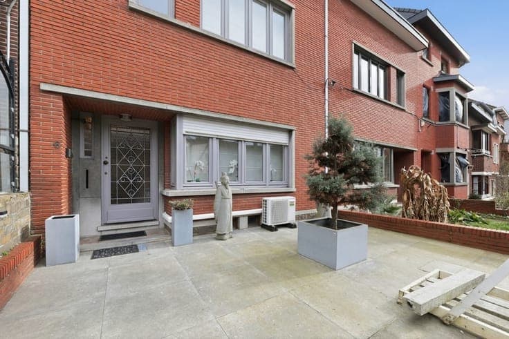 RUIME EN LICHTRIJKE GEZINSWONING MET GARAGE, TERRAS EN SA...