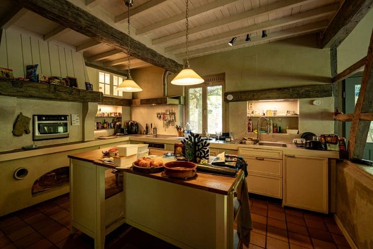 Characterful farmhouse with meadows on approximately 2 hect