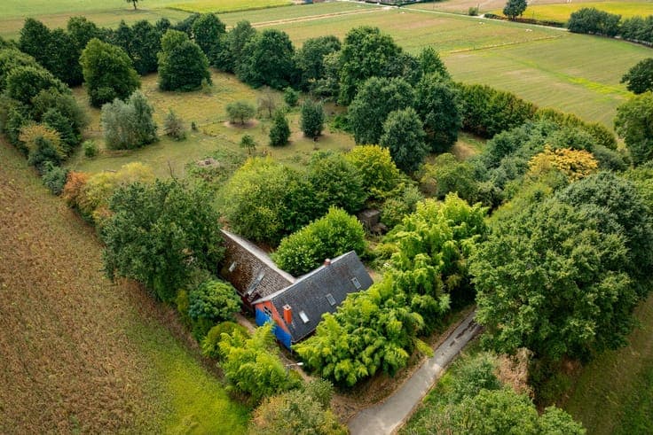 Characterful farmhouse with meadows on approximately 2 hect
