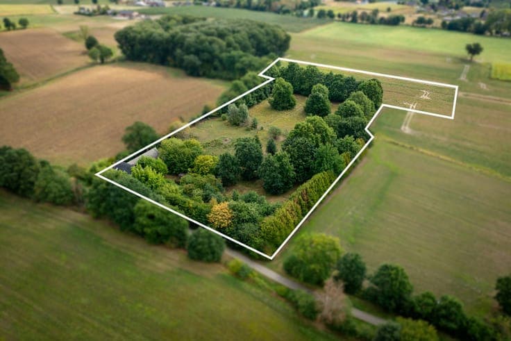Characterful farmhouse with meadows on approximately 2 hect
