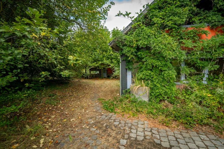 Characterful farmhouse with meadows on approximately 2 hect