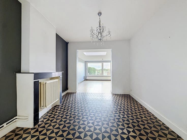 Spacious HOUSE with garden and 2 garages – STUNNING VIEWS