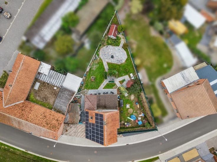 RUIME EN INSTAPKLARE GEZINSWONING MET GARAGE EN ZONNEPANELEN