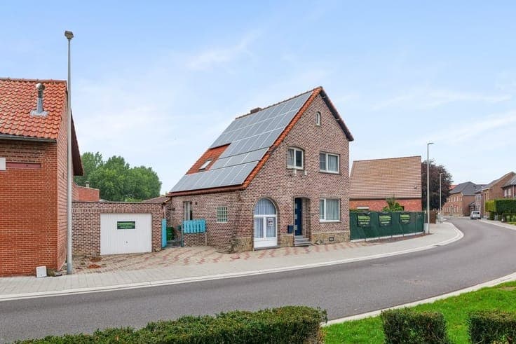 RUIME EN INSTAPKLARE GEZINSWONING MET GARAGE EN ZONNEPANELEN