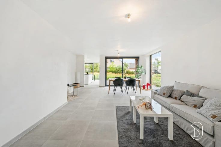 High-quality, modern, and spacious newly built home with 3 b