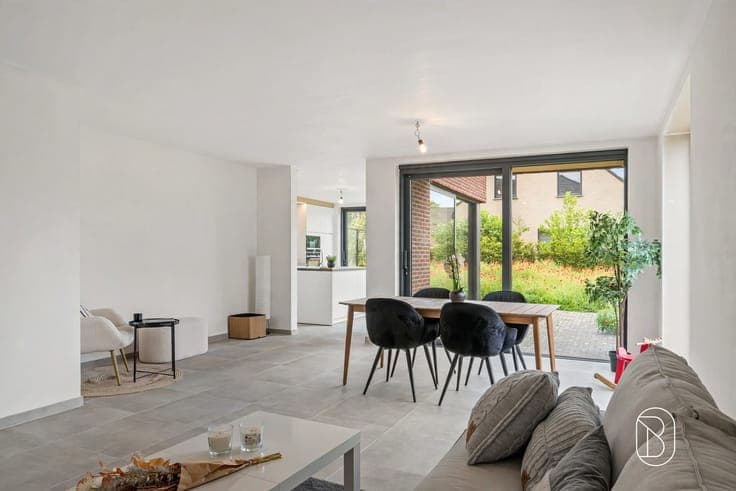 High-quality, modern, and spacious newly built home with 3 b