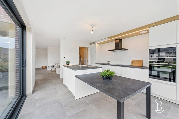 High-quality, modern, and spacious newly built home with 3 b