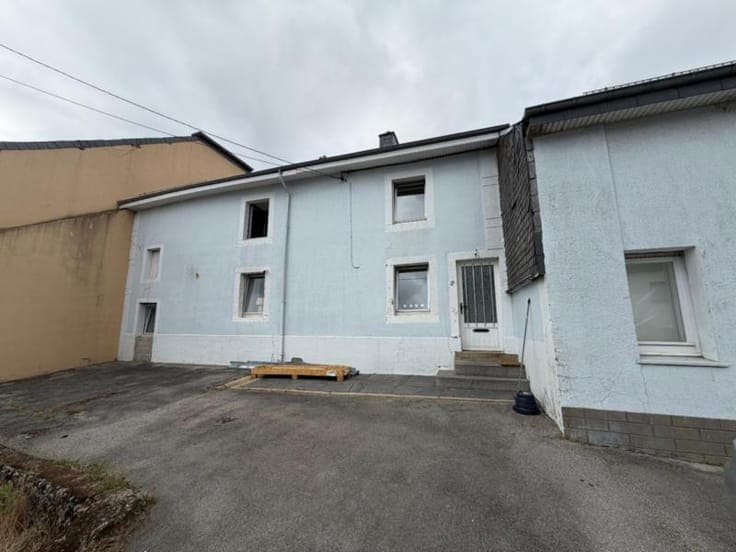 House in Léglise