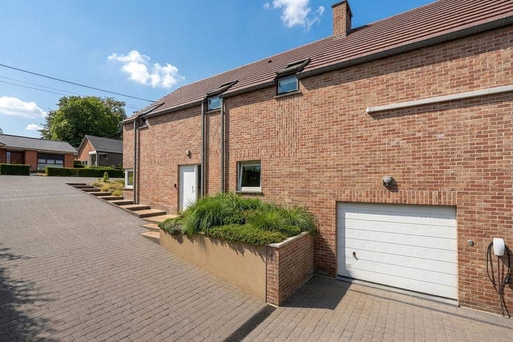 Villa with Independent Professional Space