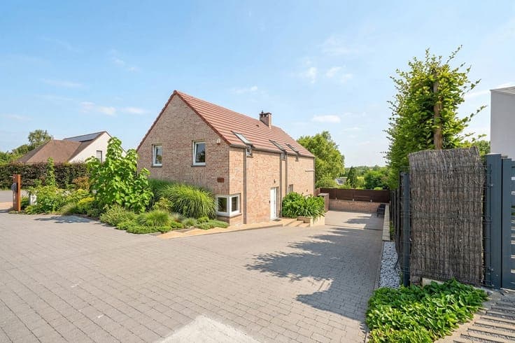 Villa with Independent Professional Space
