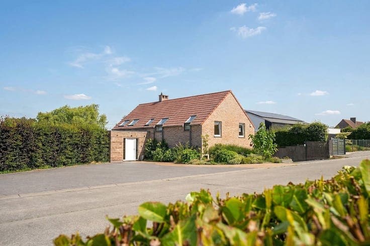 Villa with Independent Professional Space