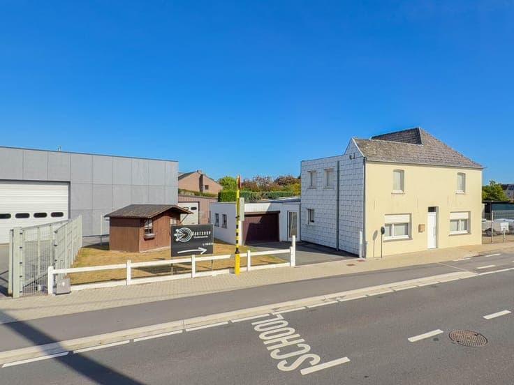 Te koop, Te renoveren gezinswoning met garage op centrale...