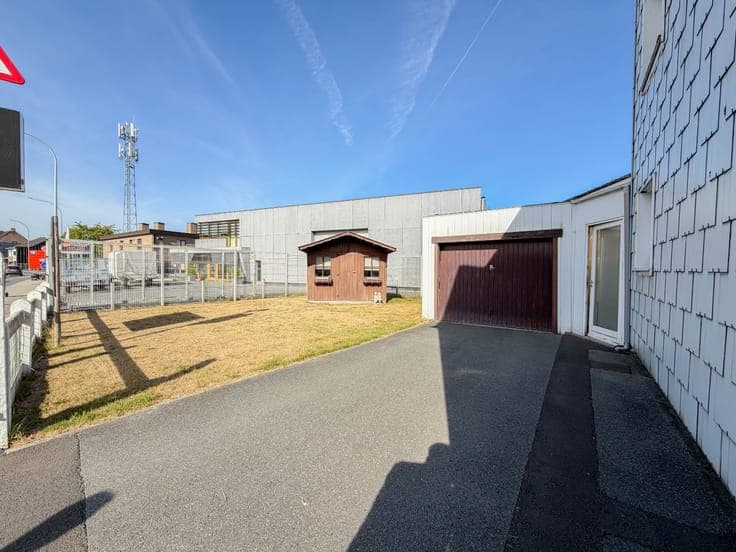 Te koop, Te renoveren gezinswoning met garage op centrale...