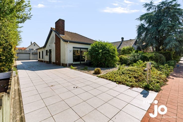 Move-in-ready 2-bedroom bungalow with a sunny garden and ...
