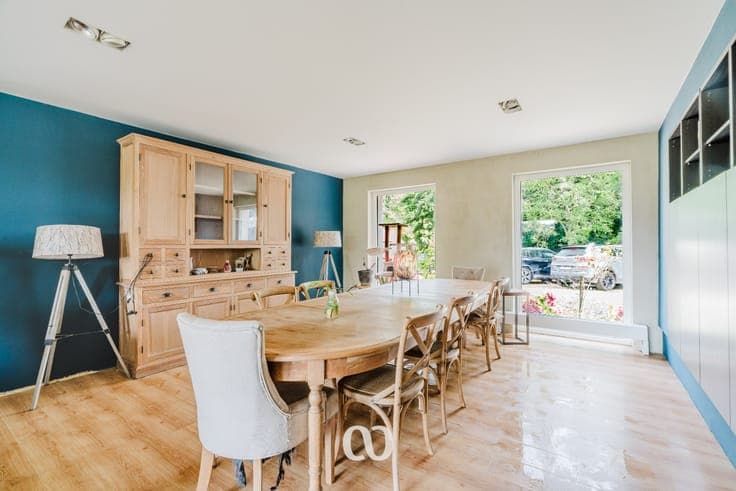 Spacious house on 6,095 m² with excellent accessibility in