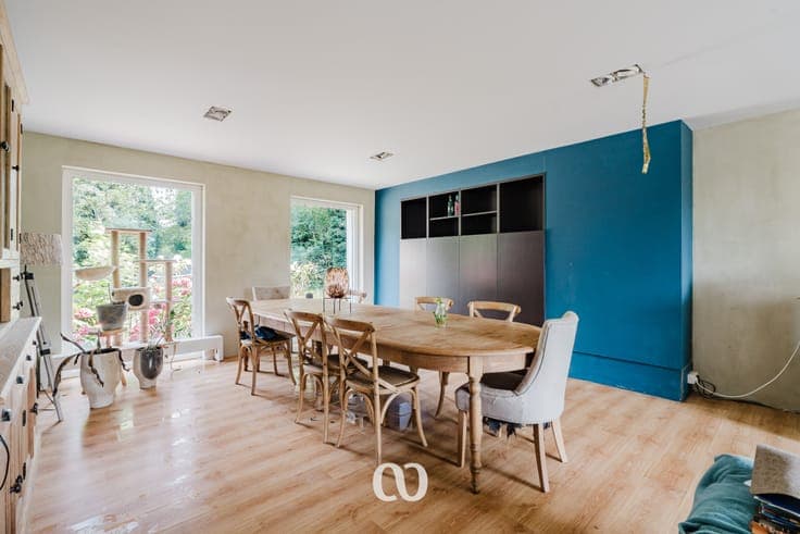 Spacious house on 6,095 m² with excellent accessibility in