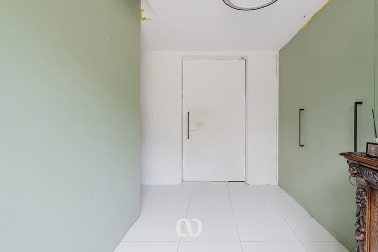 Spacious house on 6,095 m² with excellent accessibility in