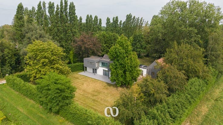 Spacious house on 6,095 m² with excellent accessibility in
