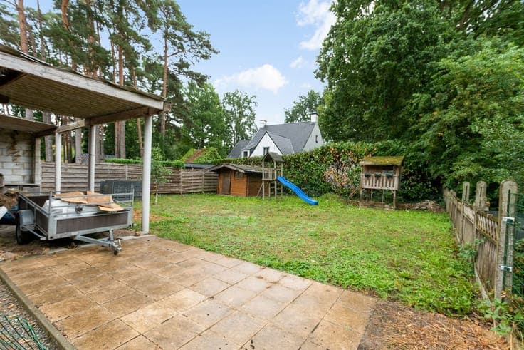 Low-rise home (185 m²) with 4 rear garages for sale!