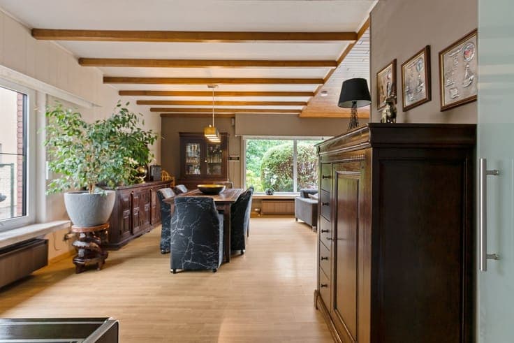 Low-rise home (185 m²) with 4 rear garages for sale!