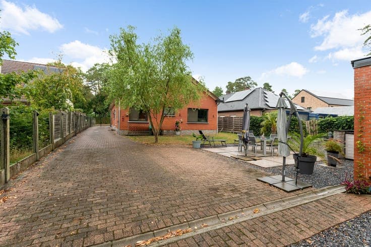 Low-rise home (185 m²) with 4 rear garages for sale!