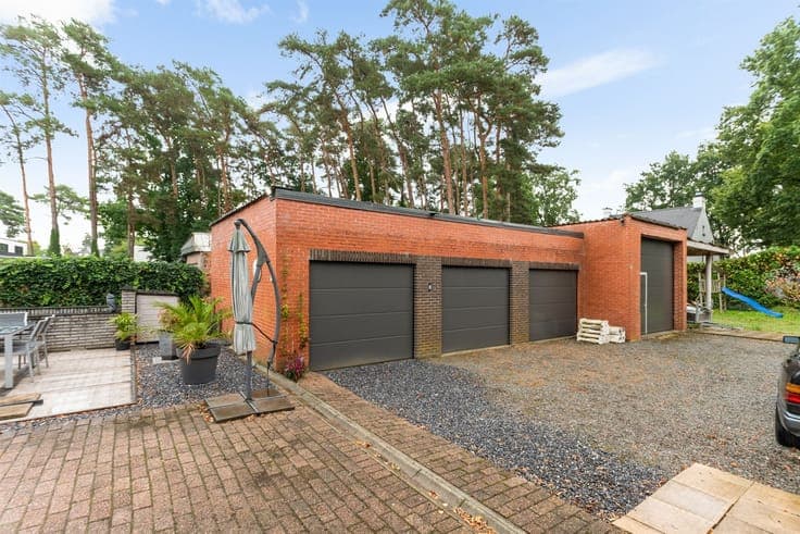 Low-rise home (185 m²) with 4 rear garages for sale!