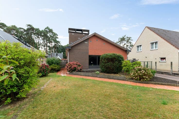 Low-rise home (185 m²) with 4 rear garages for sale!