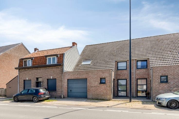 Instapklare gezinswoning met zuidgerichte tuin gelegen te...