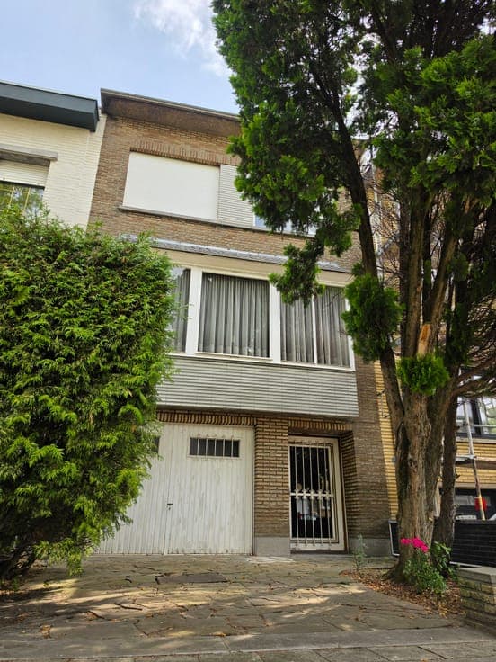 Spacious house with large garden and garage - to renovate