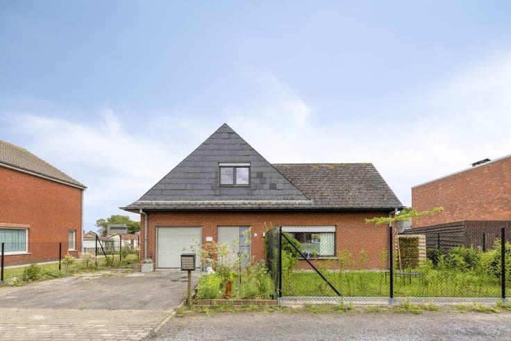 Detached house on a large plot for sale in Veldegem