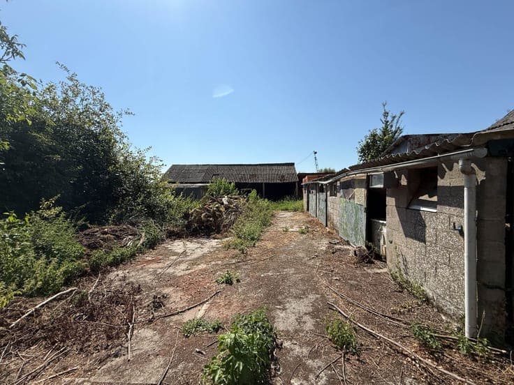Te koop, totaal te renoveren / te slopen hoeve met uitweg...