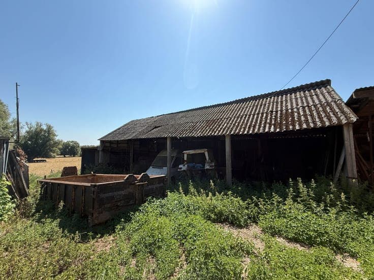 Te koop, totaal te renoveren / te slopen hoeve met uitweg...