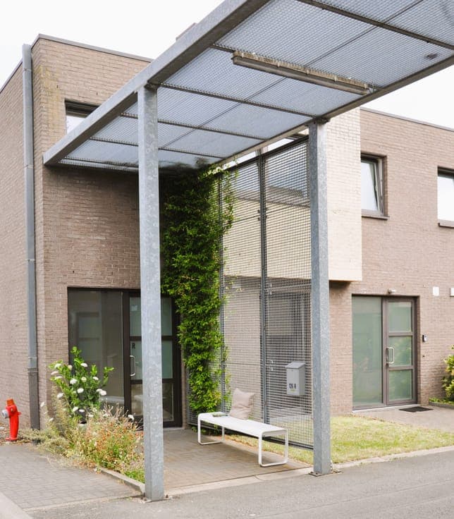 Ready-to-move-in, modern semi-detached house with outdoor sp