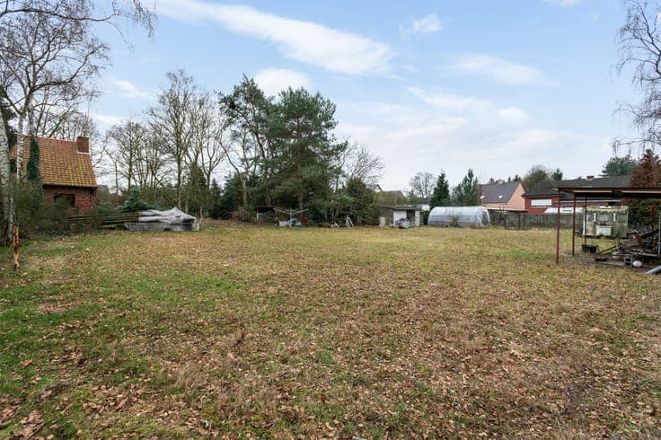 Fully furnished 2-bedroom outbuilding on 2,833 sq. ft. of la