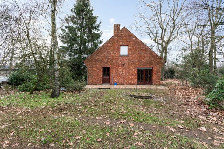 Fully furnished 2-bedroom outbuilding on 2,833 sq. ft. of la