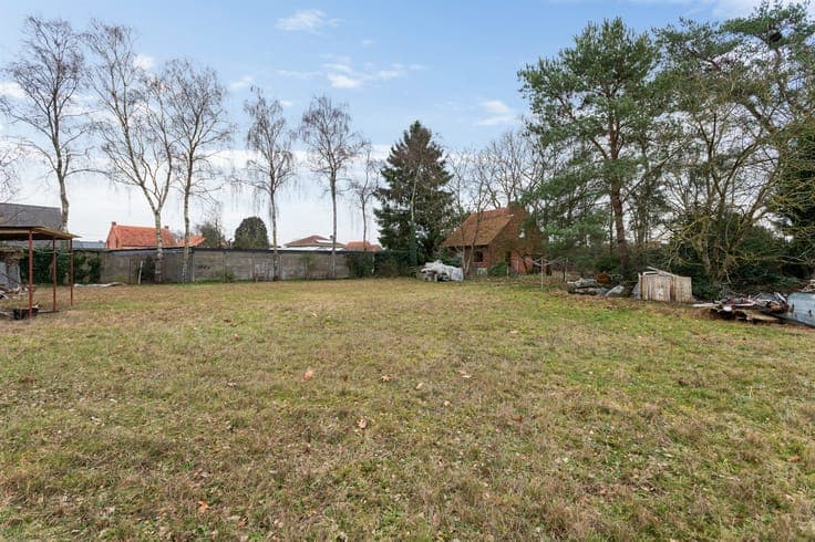 Fully furnished 2-bedroom outbuilding on 2,833 sq. ft. of la