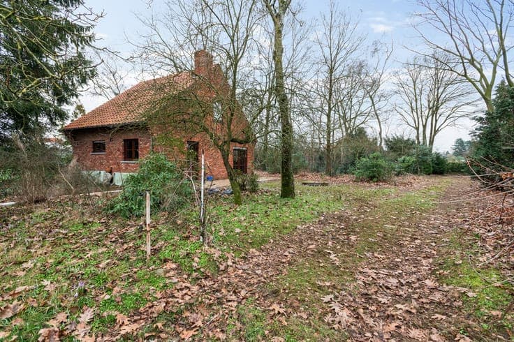 Fully furnished 2-bedroom outbuilding on 2,833 sq. ft. of la