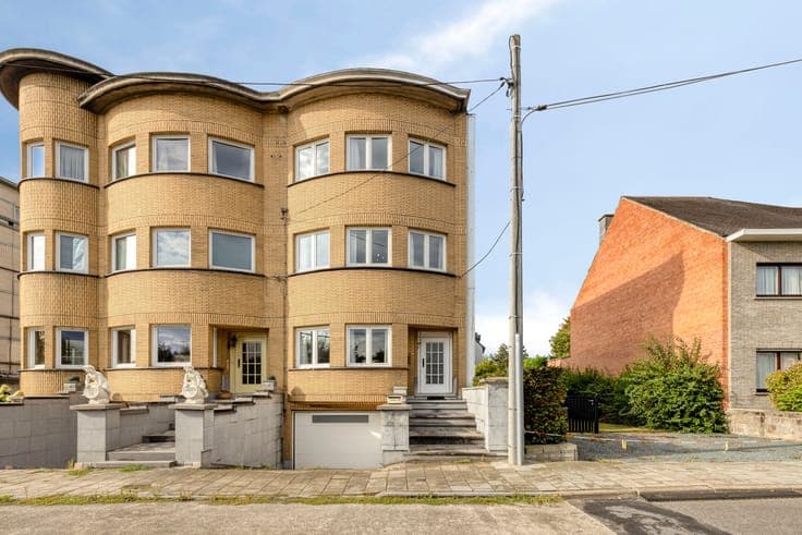 A charming 1938 townhouse with authentic features