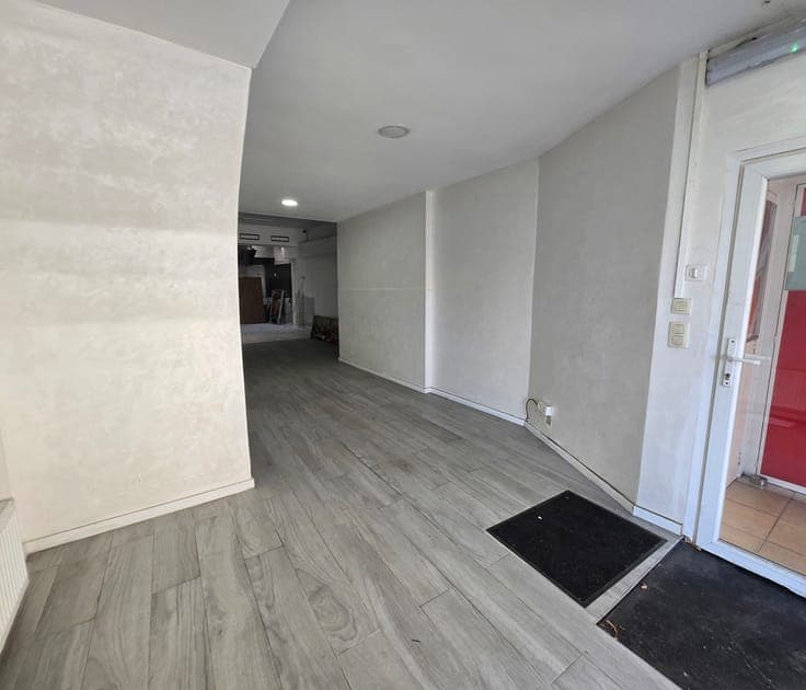 Investment property with commercial space and a 2-bedroom du