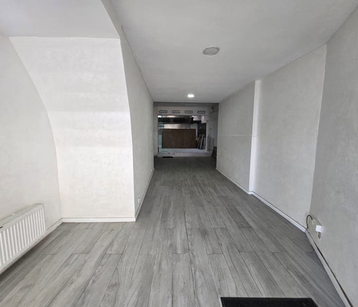 Investment property with commercial space and a 2-bedroom du