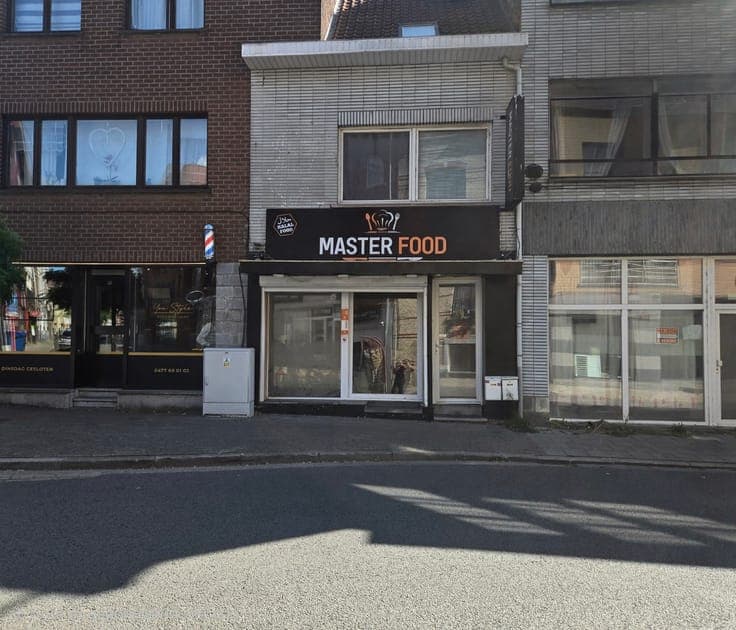 Investment property with commercial space and a 2-bedroom du