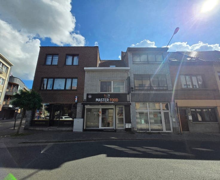 Investment property with commercial space and a 2-bedroom du