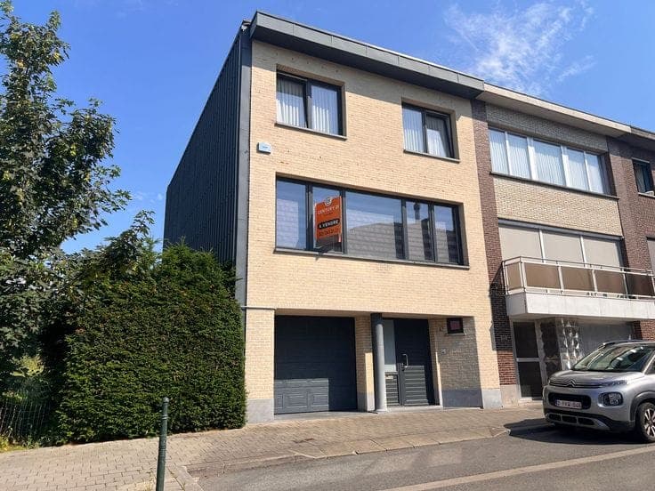 Four bedrooms house For Sale