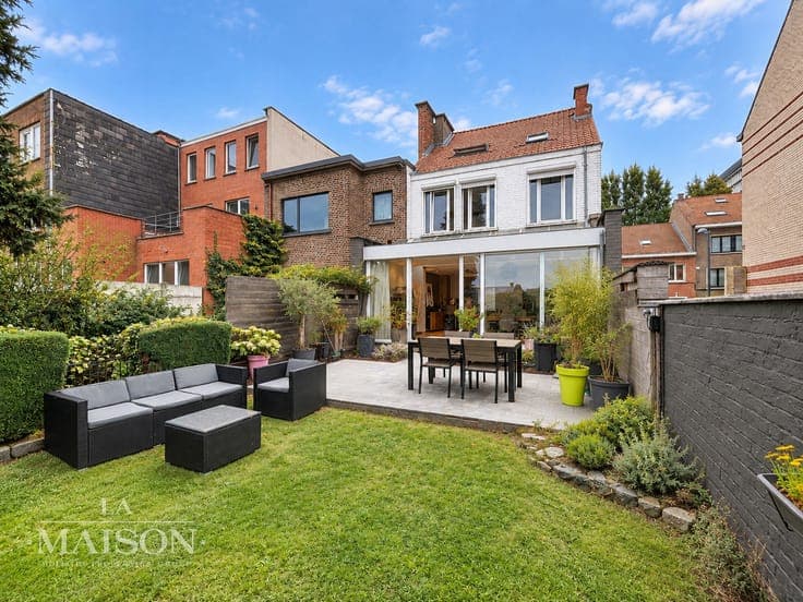 Schaerbeek – Three-façade house with garden and garage