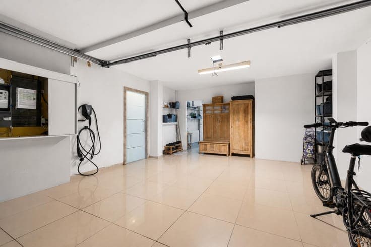 Spacious, fully renovated property with 3 bedrooms, versatil