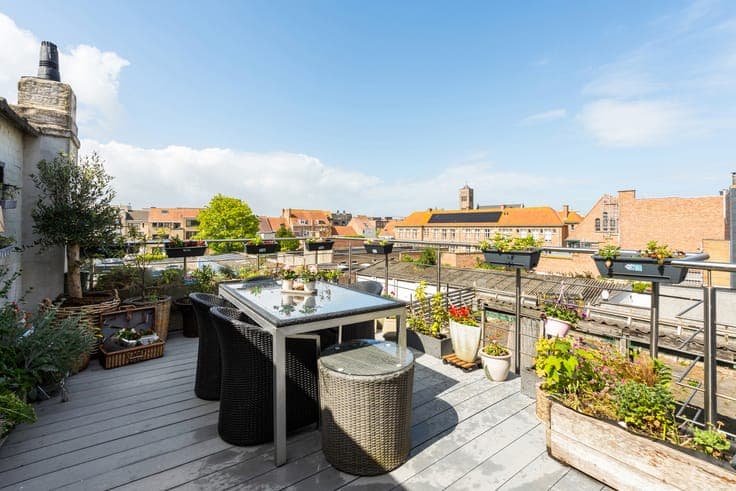 Spacious, fully renovated property with 3 bedrooms, versatil