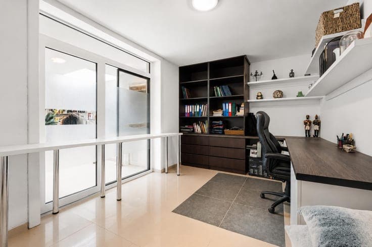 Spacious, fully renovated property with 3 bedrooms, versatil