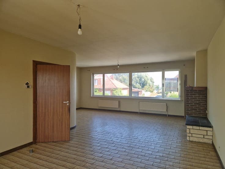 3-bedroom terraced house with garden and garage