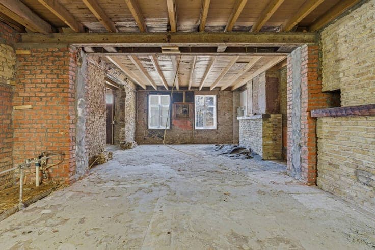 House to renovate with a lot of potential in Beauvoorde.
